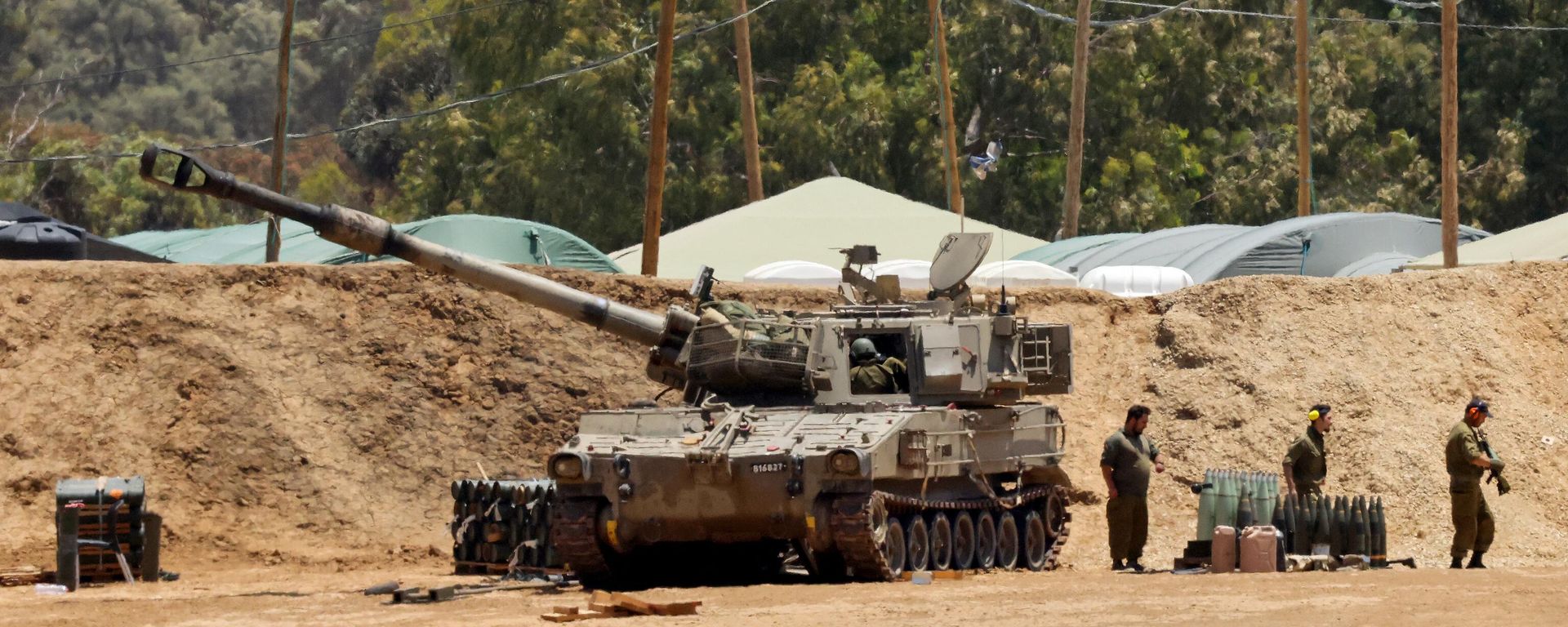 Israeli troops man a position with a mobile artillery unit in southern Israel near the border with the Gaza Strip on May 13, 2024. - Sputnik International, 1920, 29.05.2024