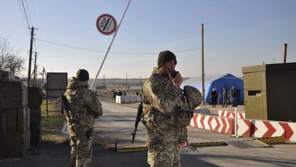 Украинские пограничники на контрольно-пропускном пункте - Sputnik International