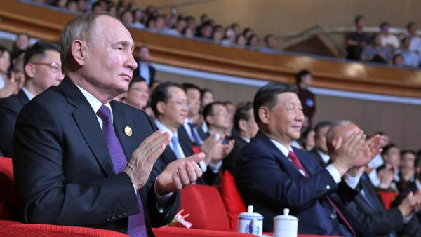 Presidents Putin and Xi applaud during a concert in Beijing May 16 dedicated to the 75th anniversary of diplomatic ties between Russia and the People's Republic of China. - Sputnik International