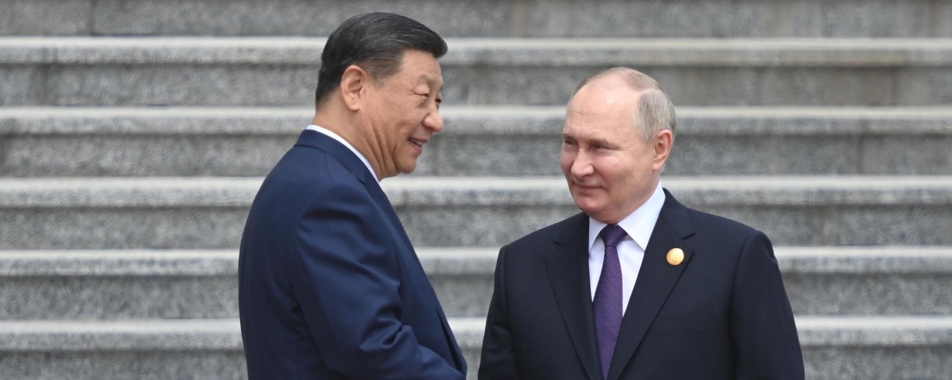Russian President Vladimir Putin shake hands with Chinese President Xi Jinping during a welcome ceremony outside the Great Hall of the People in Beijing, China. - Sputnik International, 1920, 28.05.2025