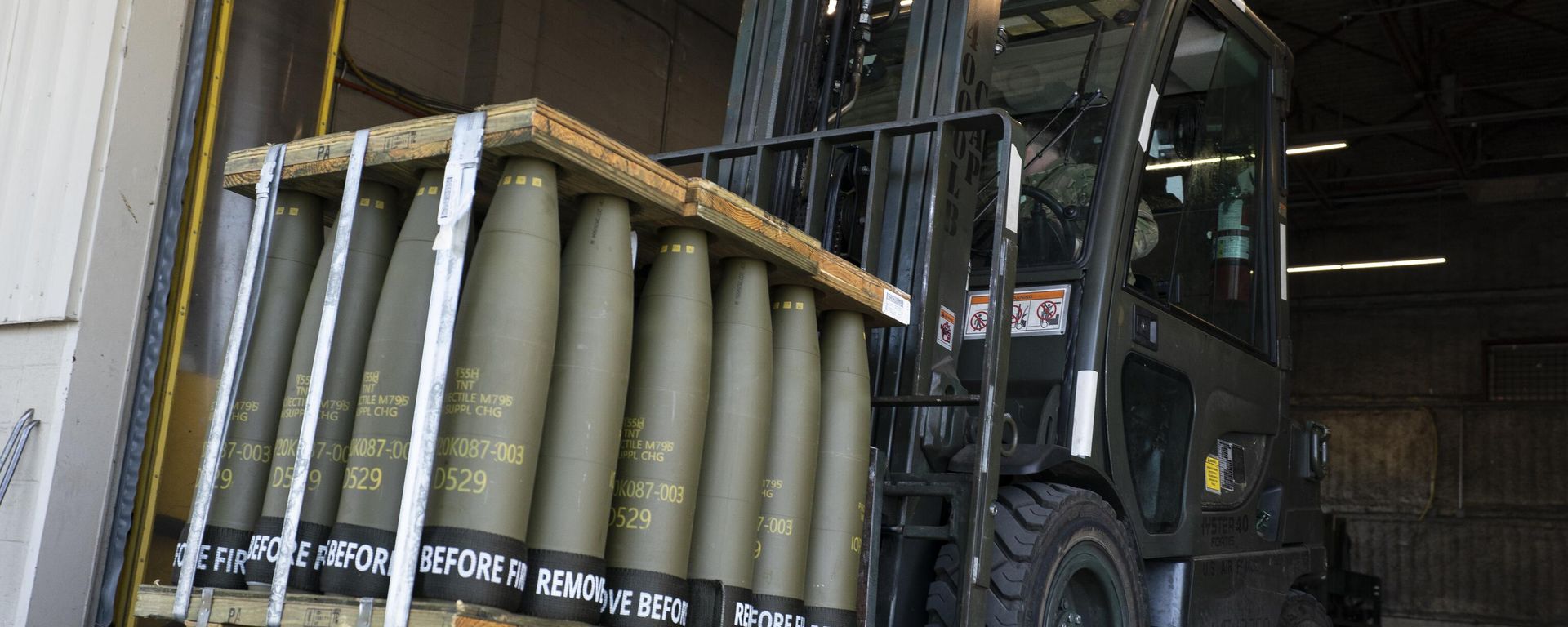 Airmen with the 436th Aerial Port Squadron use a forklift to move 155 mm shells ultimately bound for Ukraine, Friday, April 29, 2022, at Dover Air Force Base, Del. Airmen with the 436th Aerial Port Squadron use a forklift to move 155 mm shells ultimately bound for Ukraine, Friday, April 29, 2022, at Dover Air Force Base, Del. - Sputnik International, 1920, 30.08.2024