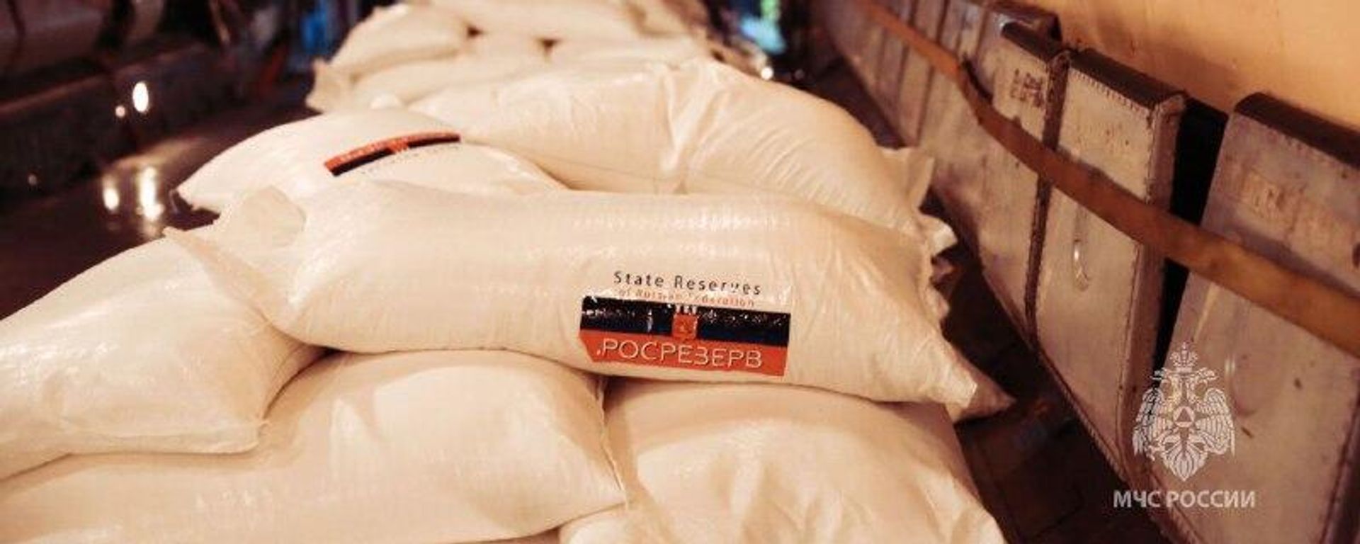 In this handout video grab released by Russia Emergencies Ministry, sacks of humanitarian aid for civilians in the Gaza Strip are seen on board an Il-76 cargo plane of the Russian Emergencies Ministry before departing to El-Arish in Egypt, at the Ramenskoye airport near Moscow, Russia - Sputnik International, 1920, 21.05.2024