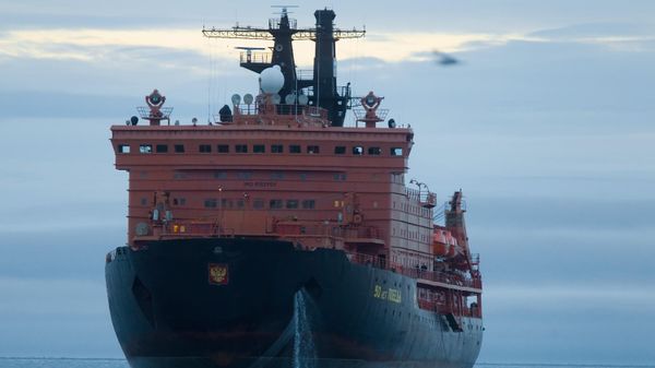 Fiftieth Anniversary of Victory nuclear powered icebreaker escorting the Baltica tanker of Sovcomflot along the Northern Sea Route from Murmansk to China's Ningbo harbor. - Sputnik International