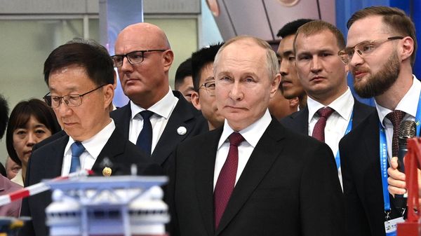Russian President Vladimir Putin and Chinese Vice President Han Zheng tour an exhibition of the 8th Russia-China Expo and the 4th Russia-China Forum on Interregional Cooperation in Harbin, Heilongjiang province, China - Sputnik International