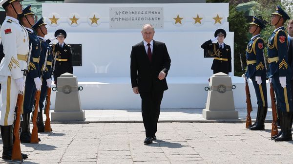 Putin attends the flower laying ceremony honoring the fallen Soviet soldiers that helped rid China of Japanese occupiers - Sputnik International
