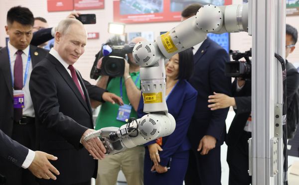 Vladimir Putin explores the exhibition during his visit to the Chinses Harbin Institute of Technology in 2024. - Sputnik International