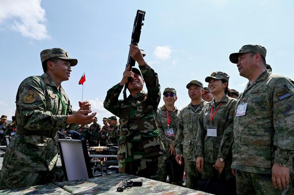 Commander-in-Chief of the Royal Cambodia Armed Forces Vong Pisen (C) checks a gun as Chinese People's Liberation Army (PLA) Commander Gao Xiucheng (R) observes the trial. - Sputnik International