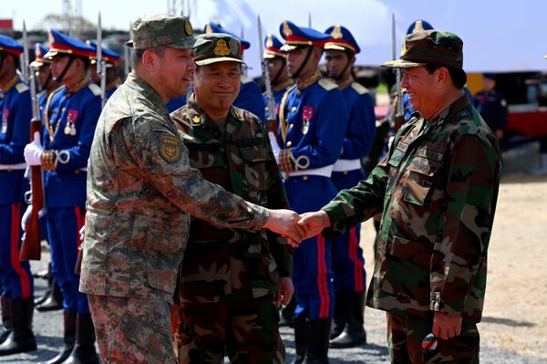 People's Liberation Army (PLA) Commander Gao Xiucheng (L) shakes hands with General Ith Sarath (R), deputy commander-in-chief of the Royal Cambodian Armed Forces.  - Sputnik International