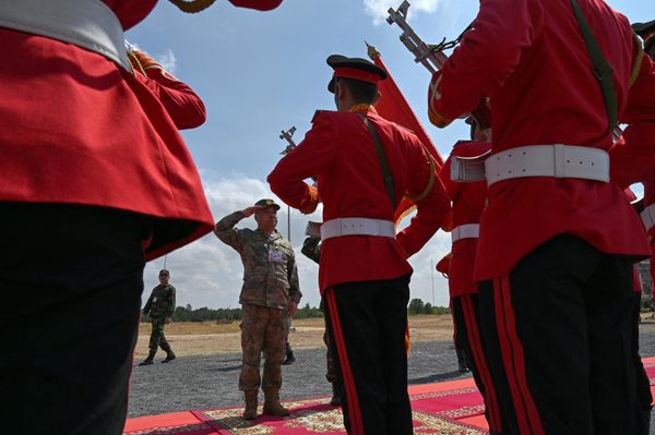 Chinese Commander Gao Xiucheng (C) salutes in front of the honor guard.  - Sputnik International