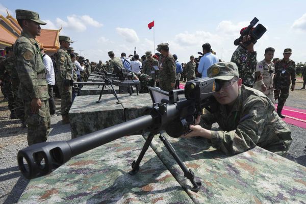 A Chinese Army soldier looks through the scope of a sniper rifle. - Sputnik International