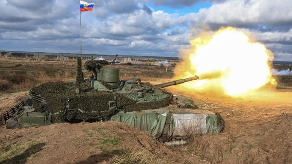 A Russian Army T-90 M Proryv (Breakthrough) tank fires at a training ground in the course of Russia's military operation in Ukraine, at the unknown location, Russia. - Sputnik International