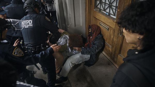 Police detain pro-Palestinian protesters near the Metropolitan Museum of Art, where the Met Gala takes place, Monday, May 6, 2024, in New York - Sputnik International