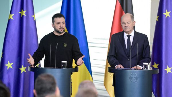 German Chancellor Olaf Scholz (R) and Ukraine's President Volodymyr Zelensky address a press conference at the Chancellery, on February 16, 2024 in Berlin.  - Sputnik International