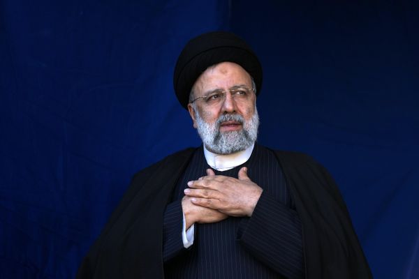 Iranian President Ebrahim Raisi places his hands on his heart as a gesture of respect to the crowd during the funeral ceremony of the victims of a bomb explosion in the city of Kerman about 510 miles (820 kms) southeast of Tehran, January 5, 2024. - Sputnik International