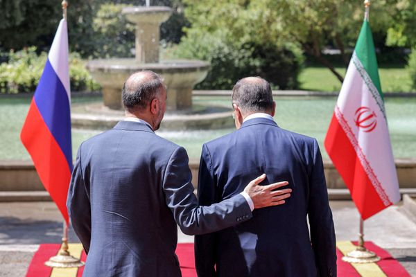 Iran's Foreign Minister Hossein Amir-Abdollahian (left) receives his Russian counterpart Sergey Lavrov (right) at the Foreign Ministry headquarters in Iran's capital Tehran, June 23, 2022. The diplomats held discussions on Russian-Iranian nuclear cooperation, withstanding Western sanctions, as well as global and regional issued pertaining to the countries' ties. - Sputnik International