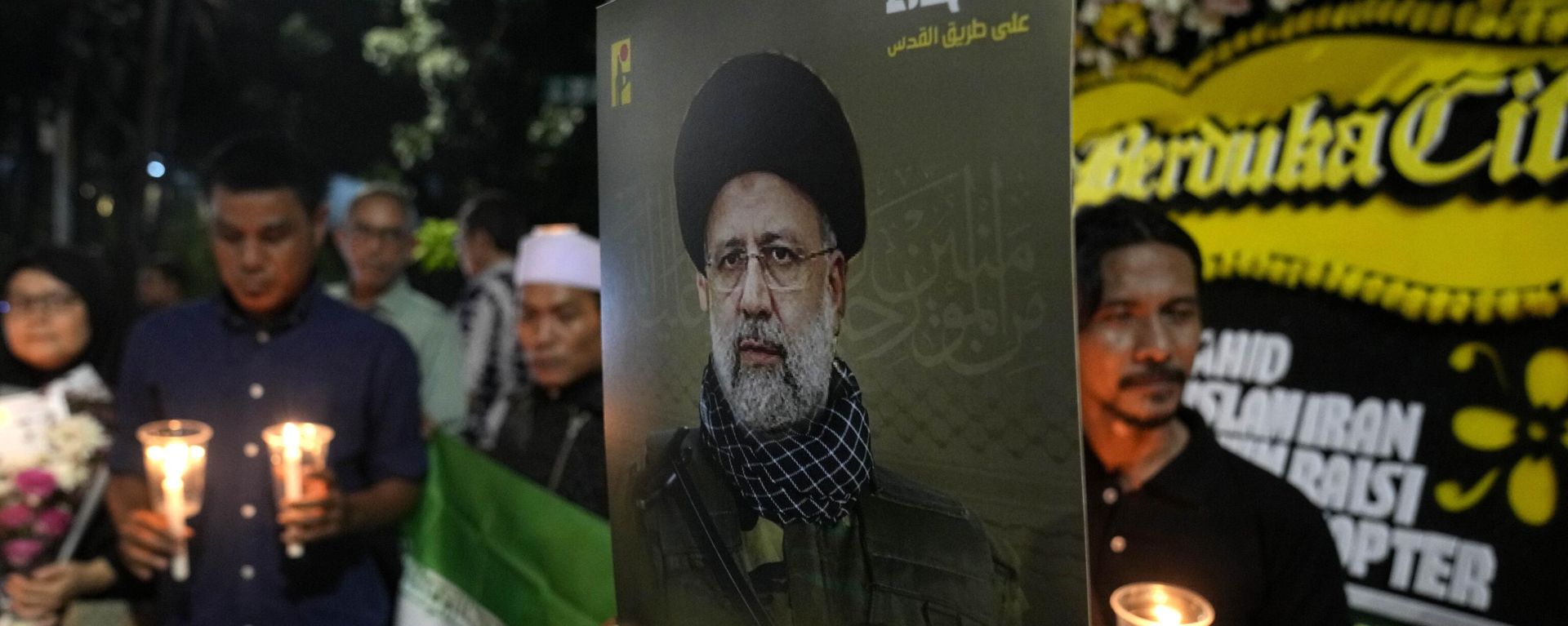 A man holds a portrait of Iranian President Ebrahim Raisi during a candlelight vigil outside the Embassy of Iran in Jakarta, Indonesia, Monday, May 20, 2024 - Sputnik International, 1920, 21.05.2024