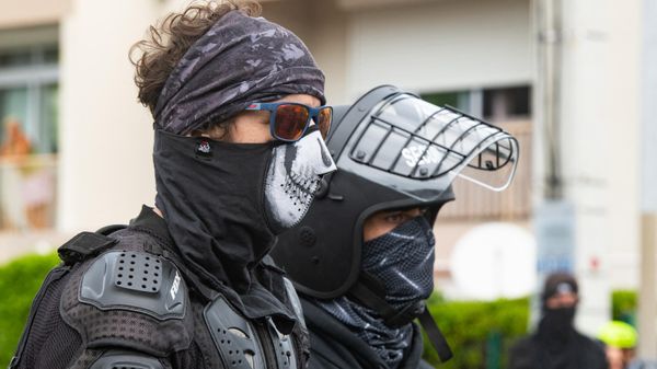 Masked residents keep an eye on activists at the entrance to Tuband, in the Motor Pool district of Noumea on May 15, 2024, amid protests linked to a debate on a constitutional bill aimed at enlarging the electorate for upcoming elections of the overseas French territory of New Caledonia. - Sputnik International