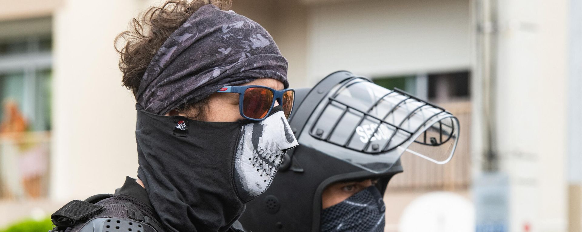 Masked residents keep an eye on activists at the entrance to Tuband, in the Motor Pool district of Noumea on May 15, 2024, amid protests linked to a debate on a constitutional bill aimed at enlarging the electorate for upcoming elections of the overseas French territory of New Caledonia. - Sputnik International, 1920, 21.05.2024