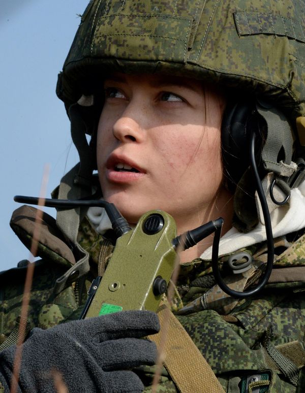 A lady-radio operator of a Marine Corps unit during a battalion's tactical exercises of the Pacific Fleet. - Sputnik International