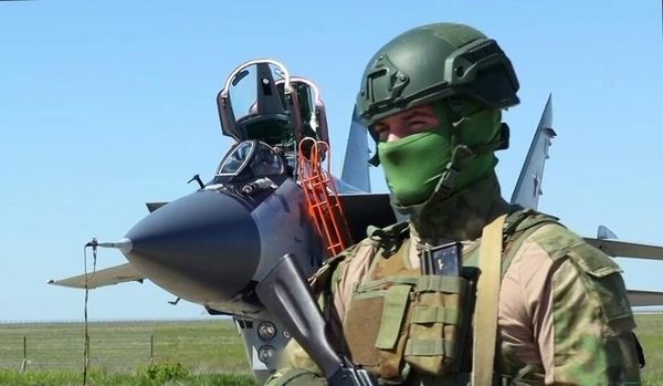 The Russian Aerospace Forces participating in the drills are practicing arming special warheads, such as hypersonic "Kinzhal" missiles. - Sputnik International