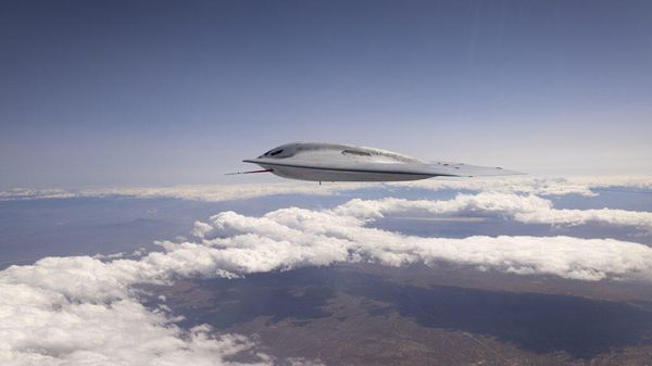 First-ever image of a B-21 Raider bomber in flight. - Sputnik International
