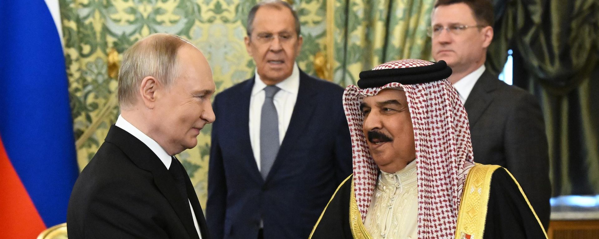 Russian President Vladimir Putin and King of Bahrain Hamad bin Isa Al Khalifa shake hands during a meeting in a narrow format at the Kremlin in Moscow, Russia. - Sputnik International, 1920, 23.05.2024