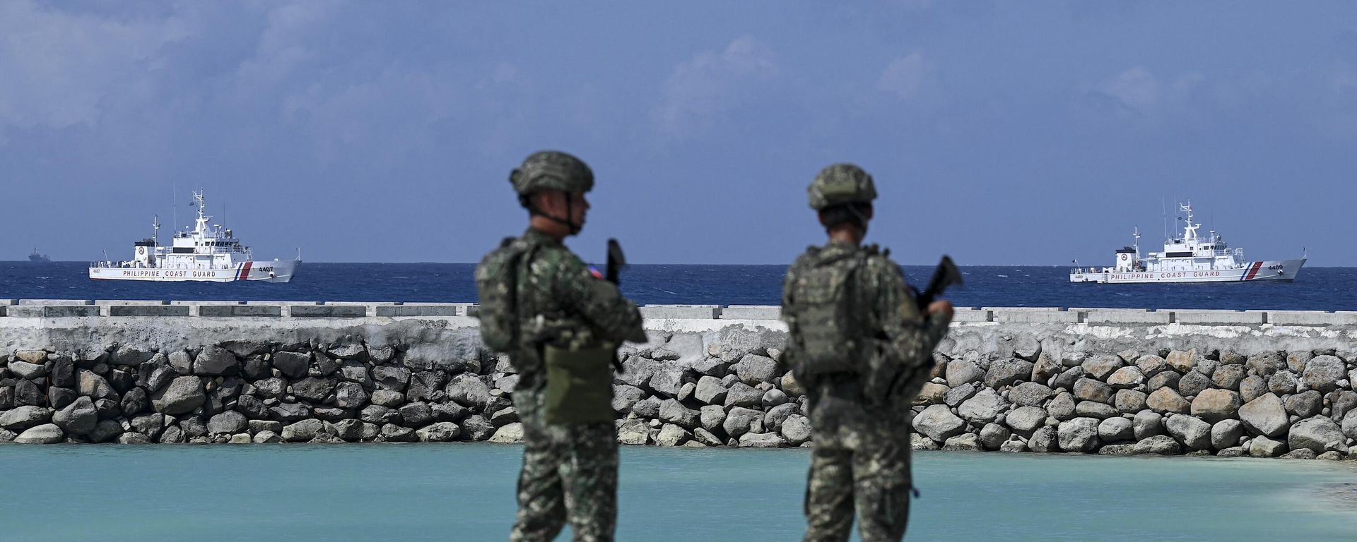 Philippine soldiers look at Philippine Coast Guard vessels near Thitu Island in the disputed South China Sea on December 1, 2023. - Sputnik International, 1920, 24.05.2024