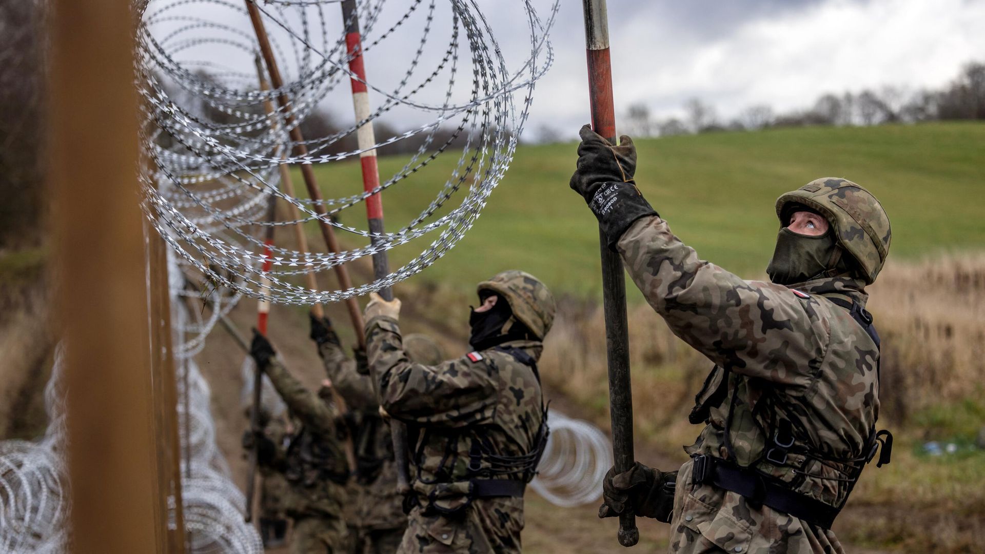 Polish soldiers build a concertina fence on the Polish-Russian border in Kaliningrad Oblast region, Zerdziny, north-eastern Poland, on November 3, 2022. Polish soldiers build a concertina fence on the Polish-Russian border in Kaliningrad Oblast region, Zerdziny, north-eastern Poland, on November 3, 2022. - Sputnik International, 1920, 24.05.2024