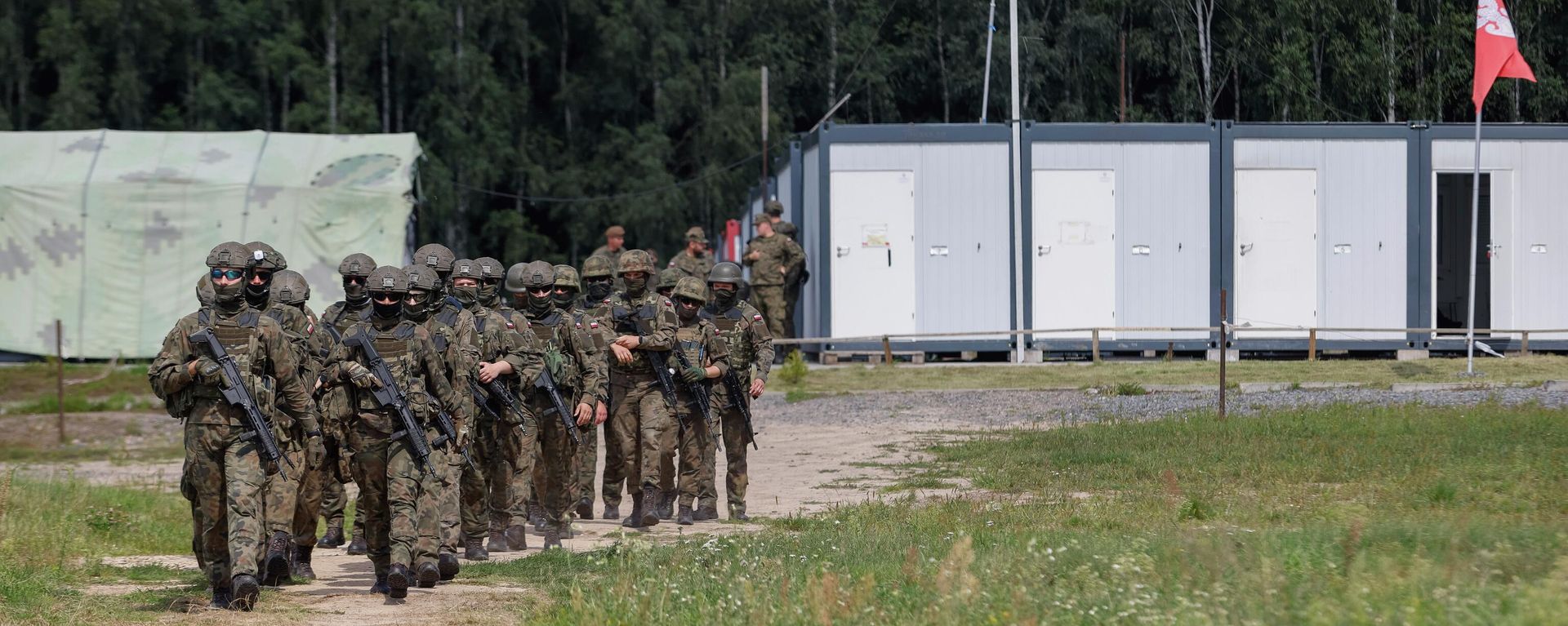 Польские военнослужащие на пресс-конференции министра обороны Польши Мариуша Блащака в Яриловке, Польша Польские военнослужащие на пресс-конференции министра обороны Польши Мариуша Блащака в Яриловке, Польша - Sputnik International, 1920, 15.10.2024