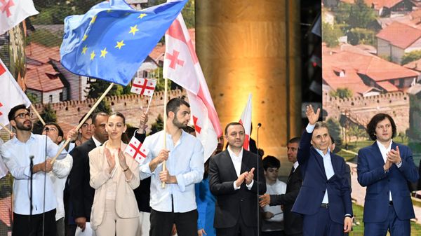 Georgian billionaire Bidzina Ivanishvili waves to the crowd during a rally aimed at countering days of mass anti-government protests over a controversial foreign influence bill. - Sputnik International