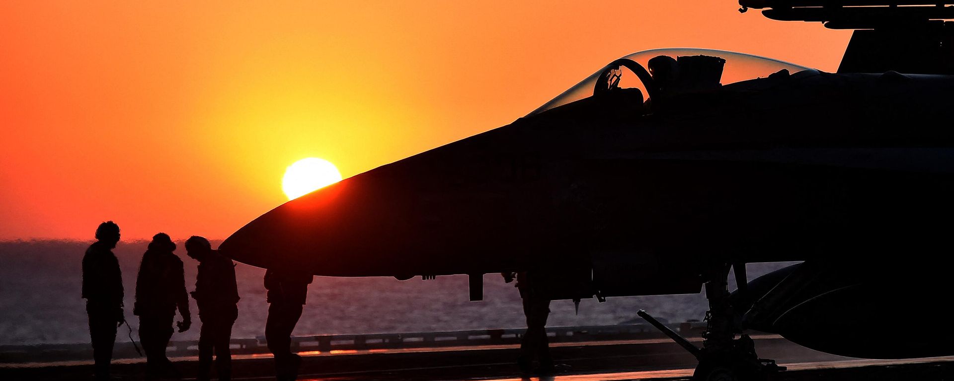 An F/A-18E Super Hornet taxis on the US navy's super carrier USS Dwight D. Eisenhower (CVN-69) (Ike). File photo. - Sputnik International, 1920, 25.05.2024