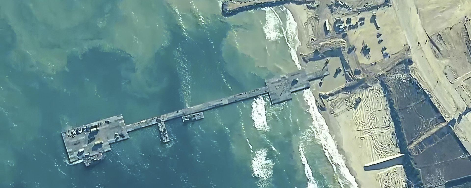 The image provided by US Central Command, shows US Army soldiers assigned to the 7th Transportation Brigade (Expeditionary), U.S. Navy sailors assigned to Amphibious Construction Battalion 1, and Israel Defense Forces placing the Trident Pier on the coast of Gaza Strip on Thursday, May 16, 2024. The temporary pier is part of the Joint Logistics Over-the-Shore capability. The U.S. military finished installing the floating pier on Thursday, with officials poised to begin ferrying badly needed humanitarian aid into the enclave besieged over seven months of intense fighting. (U.S. Central Command via AP) - Sputnik International, 1920, 29.06.2024
