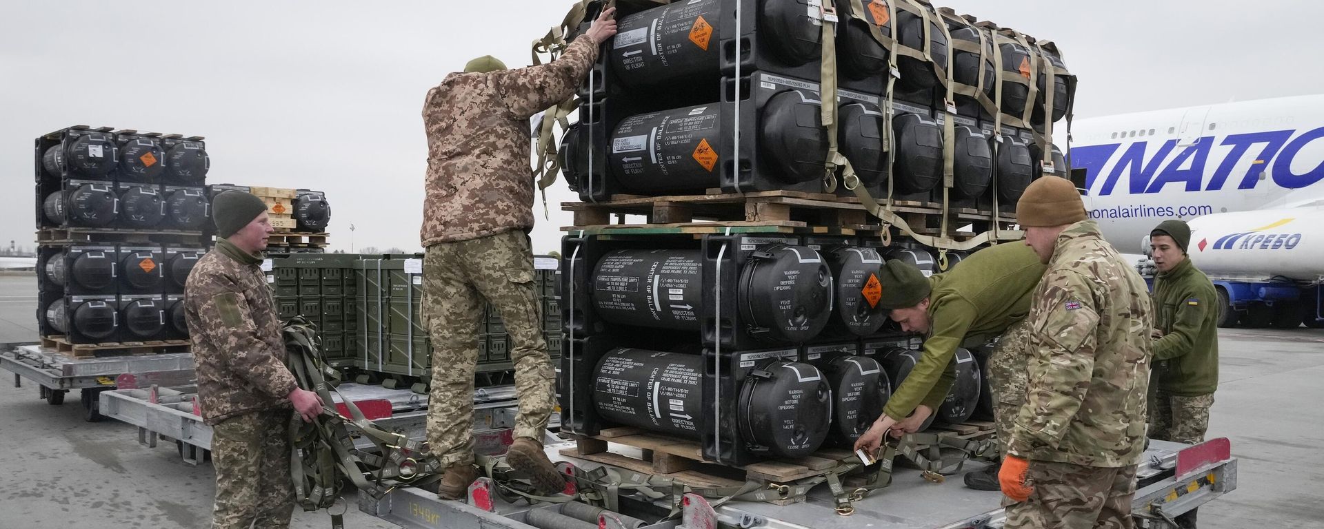 Украинские военнослужащие распаковывают противотанковые ракеты Javelin, доставленные в рамках помощи США в обеспечении безопасности Украины Украинские военнослужащие распаковывают противотанковые ракеты Javelin, доставленные в рамках помощи США в обеспечении безопасности Украины - Sputnik International, 1920, 18.08.2025