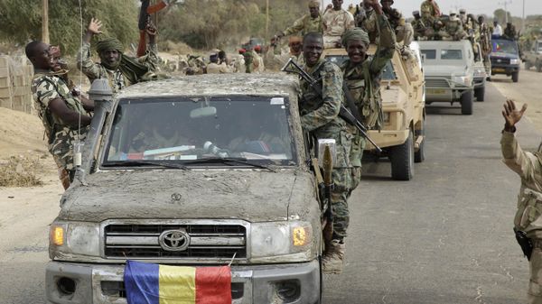 Chadian soldiers escorting a group of journalists as they ride on trucks and pickups in the Nigerian city of Damasak - Sputnik International