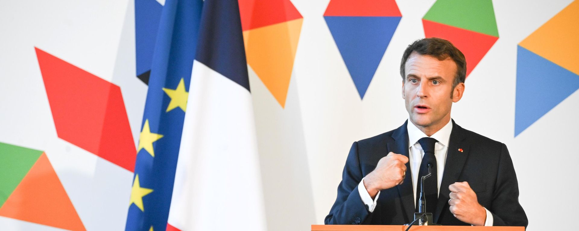 French President Emmanuel Macron attends a news conference after the Informal Summit and Meeting within the European Political Community - Sputnik International, 1920, 29.05.2024