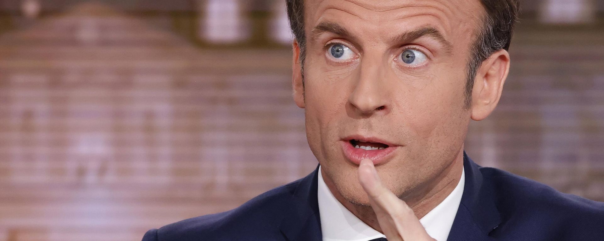 French President and centrist candidate for reelection Emmanuel Macron gestures during the evening news broadcast of French TV channel TF1, in Boulogne-Billancourt, outside Paris, Wednesday, April 13, 2022 French President and centrist candidate for reelection Emmanuel Macron gestures during the evening news broadcast of French TV channel TF1, in Boulogne-Billancourt, outside Paris, Wednesday, April 13, 2022 - Sputnik International, 1920, 26.08.2024