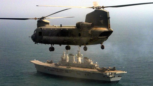 A British Royal Air Force Chinook flies over the HMS Ark Royal. File photo - Sputnik International