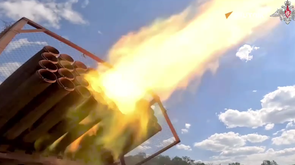 Russian Grad MLRS Hammering Ukrainian Positions - Sputnik International
