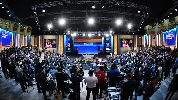 Journalists attend the Russian President Vladimir Putin's Direct Line - Sputnik International