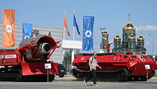 Mobile high-capacity firefighting system equipped with the MPSC-RGVT gas-water extinguishing robot (left). The Kedr all-terrain robot system for firefighting operations in conditions of radiation and chemical contamination (right). - Sputnik International