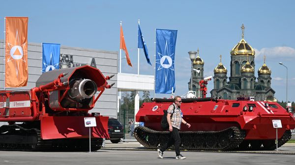 Mobile high-capacity fire-fighting complex equipped with the MPSC-RGVT gas-water extinguishing robot and the Kedr all-terrain robot complex for fire-fighting and operations in conditions of radiation-chemical contamination. - Sputnik International