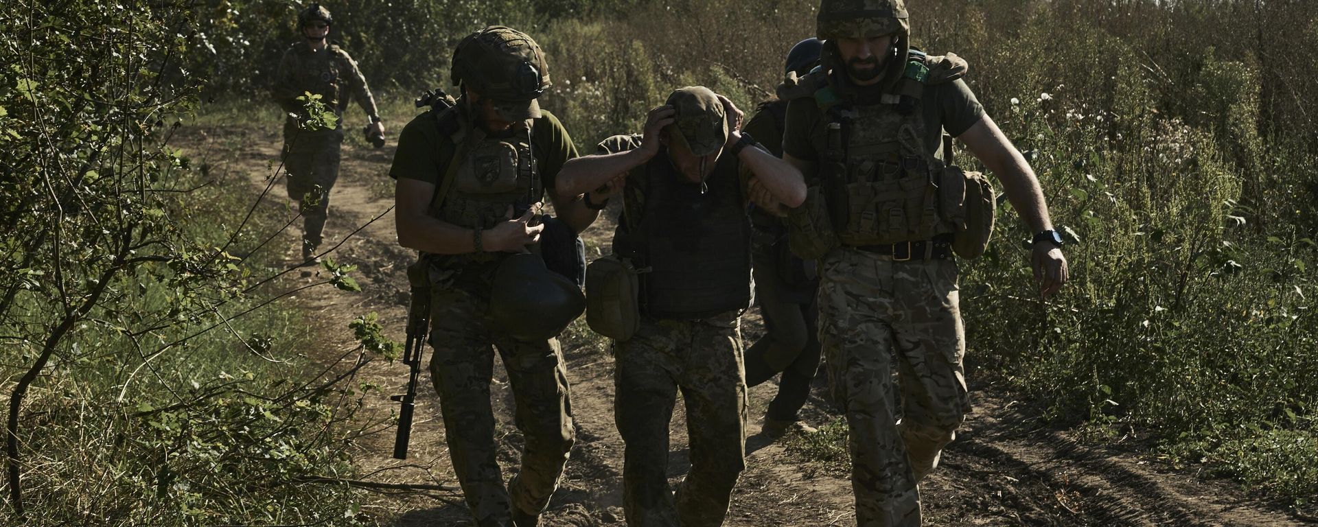 Ukrainian servicemen help to evacuate a wounded soldier on Aug. 30, 2023. Ukrainian servicemen help to evacuate a wounded soldier on Aug. 30, 2023. - Sputnik International, 1920, 25.02.2026
