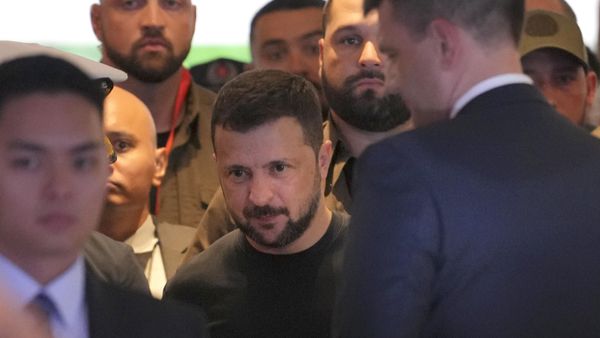 Ukraine’s  Volodymyr Zelensky, center, arrives at the Shangri-La Hotel, the venue of the 21st Shangri-La Dialogue summit, in Singapore, Saturday, June 1, 2024. - Sputnik International