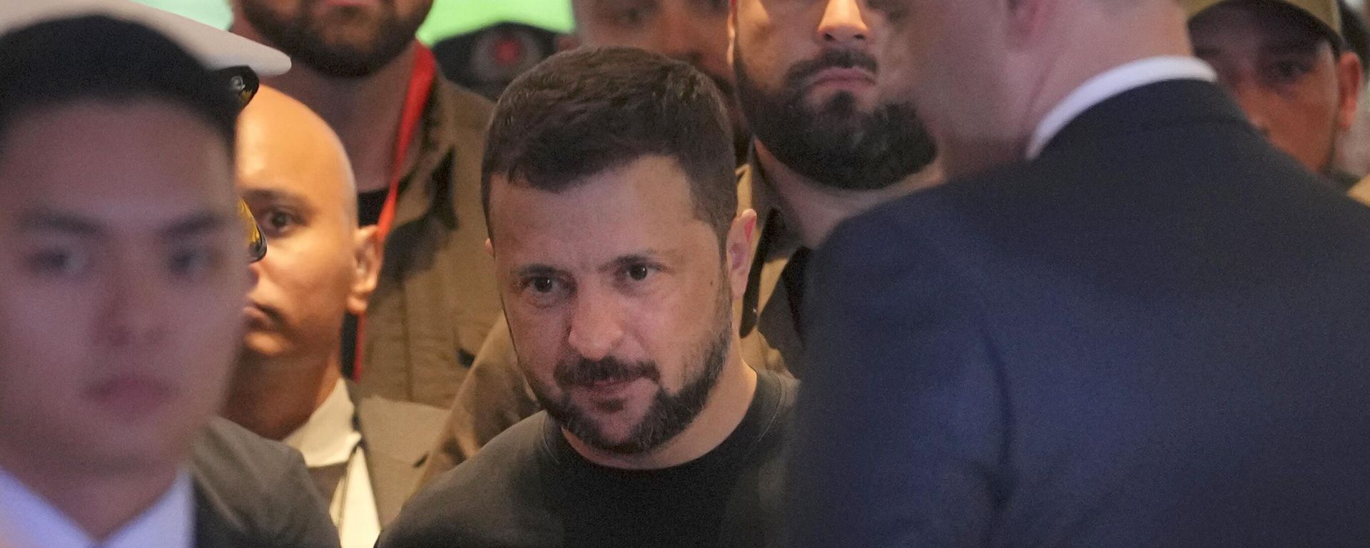Ukraine’s  Volodymyr Zelensky, center, arrives at the Shangri-La Hotel, the venue of the 21st Shangri-La Dialogue summit, in Singapore, Saturday, June 1, 2024. - Sputnik International, 1920, 02.06.2024