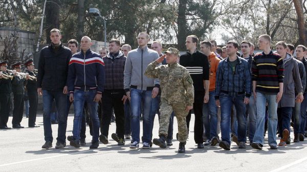 Ukrainian army recruits march during a farewell ceremony in Kiev. File photo - Sputnik International
