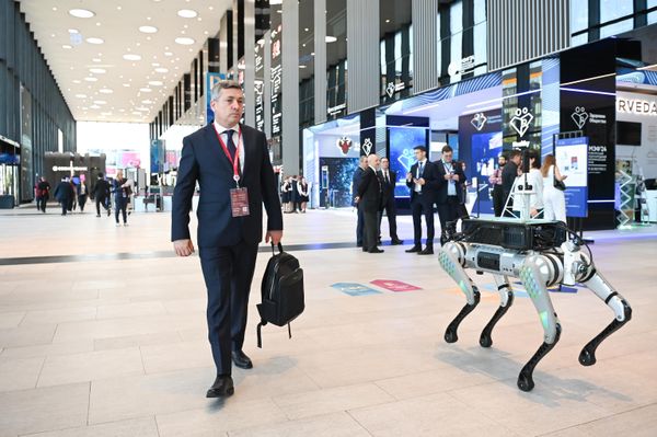 SPIEF 2024 participants are also expected to discuss the necessary conditions for the development of international relations and new growth points. SBER (Russia's banking and tech giant) has developed a robotic dog that has a 360-degree camera on its back for candid shots at the forum. - Sputnik International