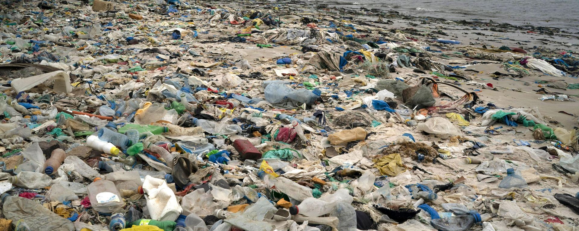 Trash and plastics litter the sand of Yarakh Beach in Dakar, Senegal, Nov. 8, 2022 - Sputnik International, 1920, 06.06.2024