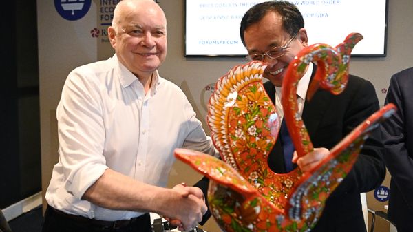 Dmitry Kiselev and Lyu Yansong at BRICS Expert Forum - Sputnik International