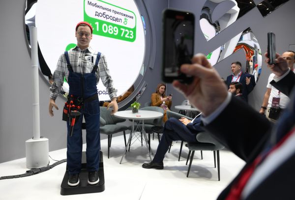 The stand of the Moscow region exhibits a Zhenya human-like robot - Sputnik International
