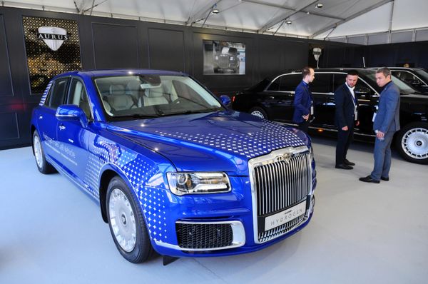 Aurus demonstrates its hydrogen-powered vehicle at the forum. Aurus is the first Russian luxury car brand, producing limousines, sedans, minivans and SUVs. - Sputnik International